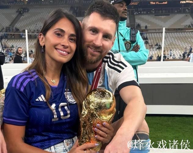 印度女主持一身红裙与梅西共同漫步绿茵场 印度女主持一身红裙与梅西共同漫步绿茵场