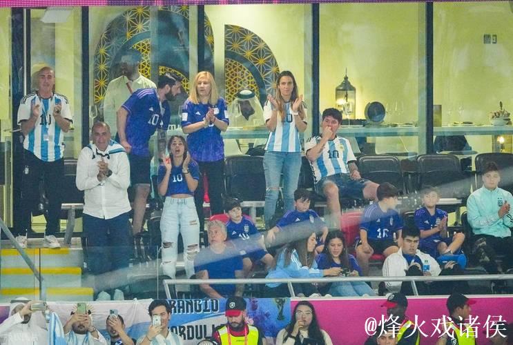 印度女主持一身红裙与梅西共同漫步绿茵场 印度女主持一身红裙与梅西共同漫步绿茵场