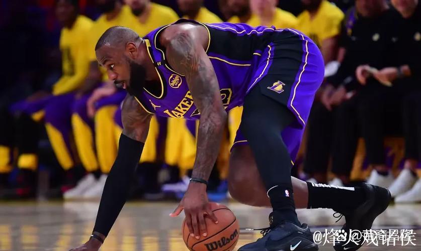 史密斯末节发威：连取8分飙中两记三分赢得喝彩